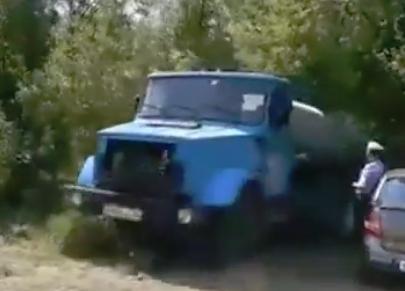 Водитель ассенизатора избил лесника ногами на Ставрополье. Видео